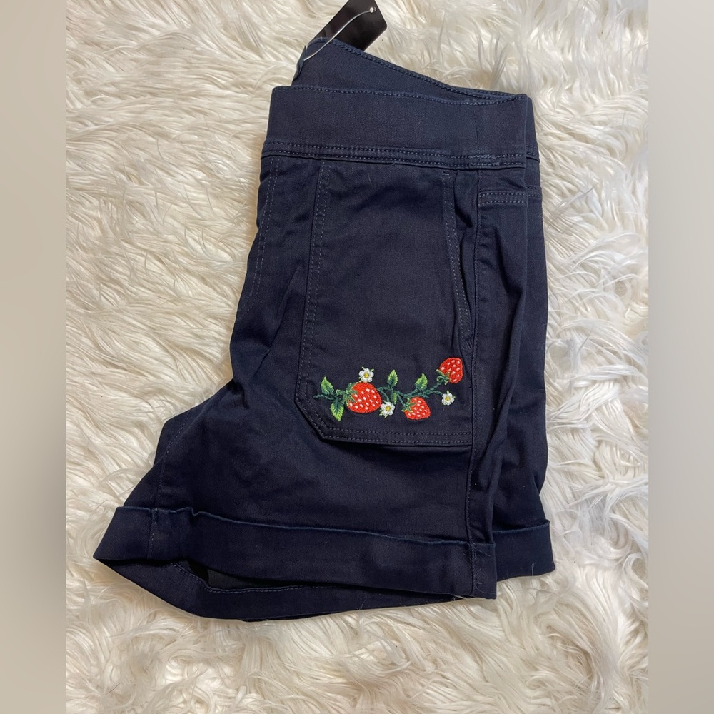 NWT Torrid Retro Chic 5 Inch Lean Jean Embroidered Super Soft High-Rise Short - Picture 5 of 6